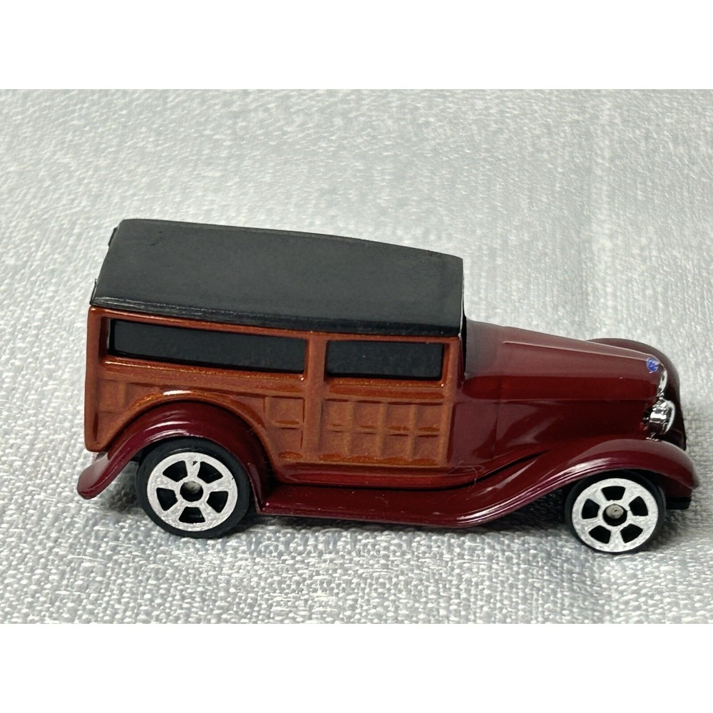 Maisto 1932‎ Ford 1/64 loose diecast car Burgundy/wood